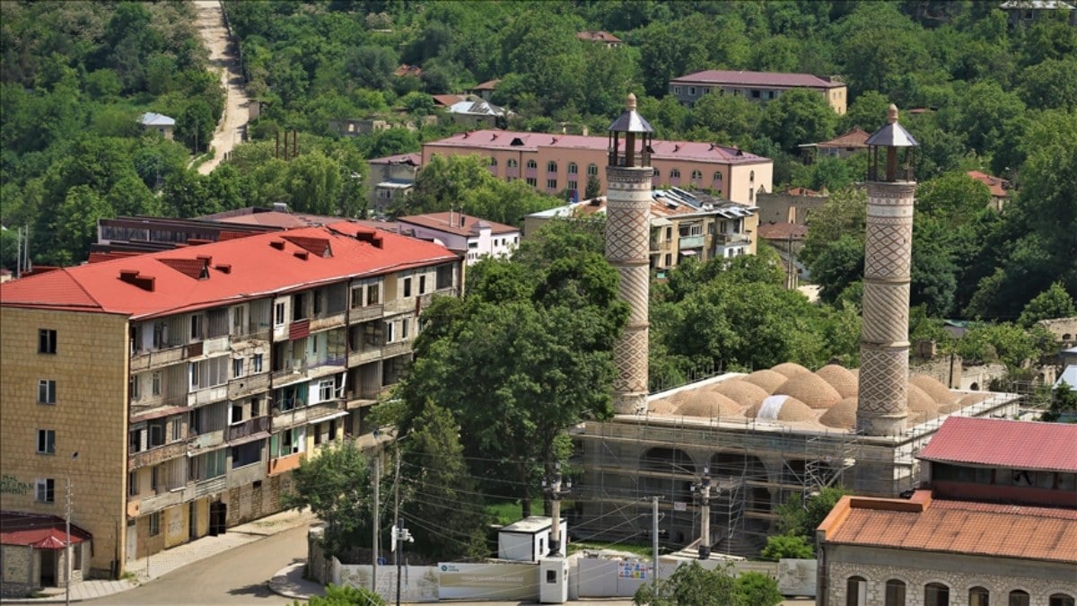 Azerbaycan'da cumhurbaşkanı seçimi: İşgalden kurtarılan Karabağ'da sandık kurulacak