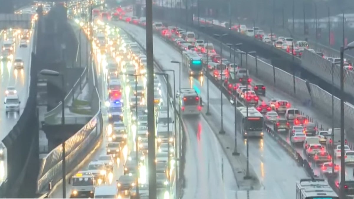 İstanbul'da sağanak yağmur! Araç yoğunluğu uzadı, trafik kilitlendi..