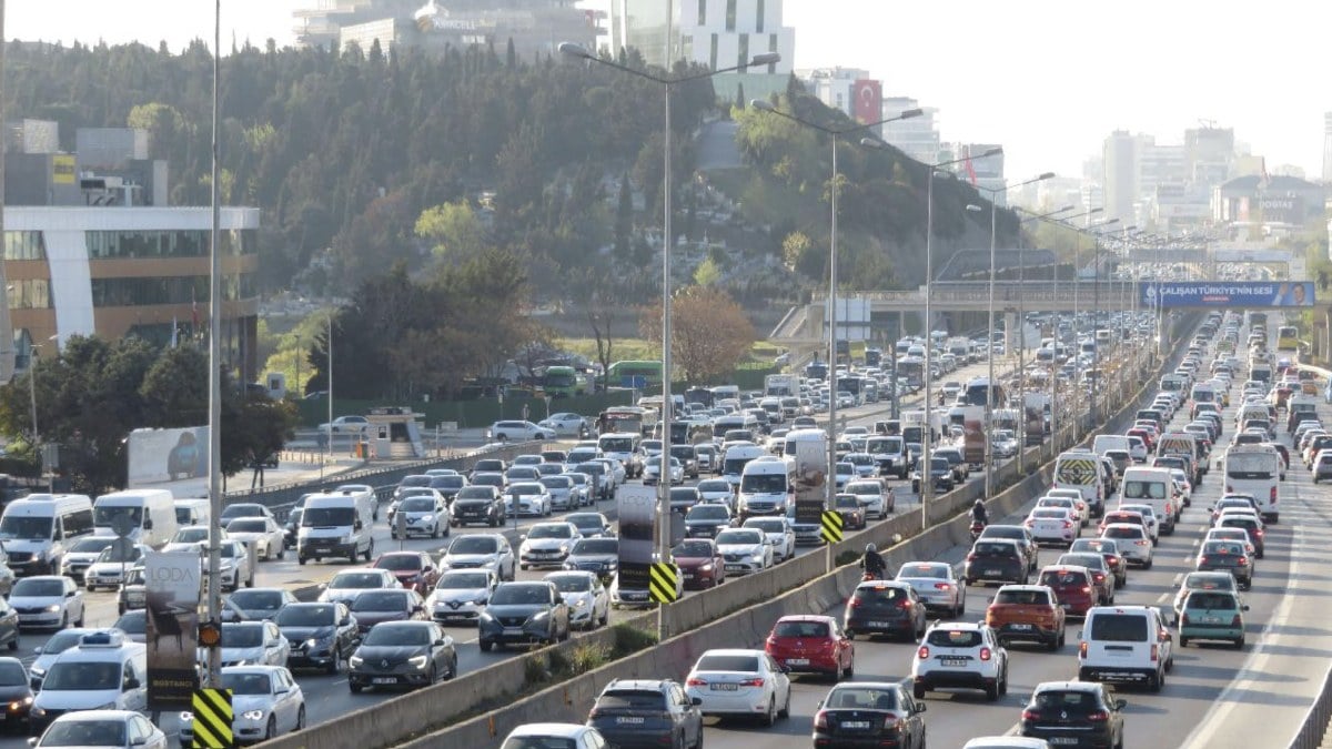 İstanbul'un trafik çilesi! İstanbullular, yaşamlarının 3,5 yılını trafikte tüketiyor