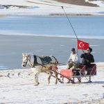 Kış aylarının en renkli görüntülerinin geldiği adres... Çıldır dondu!