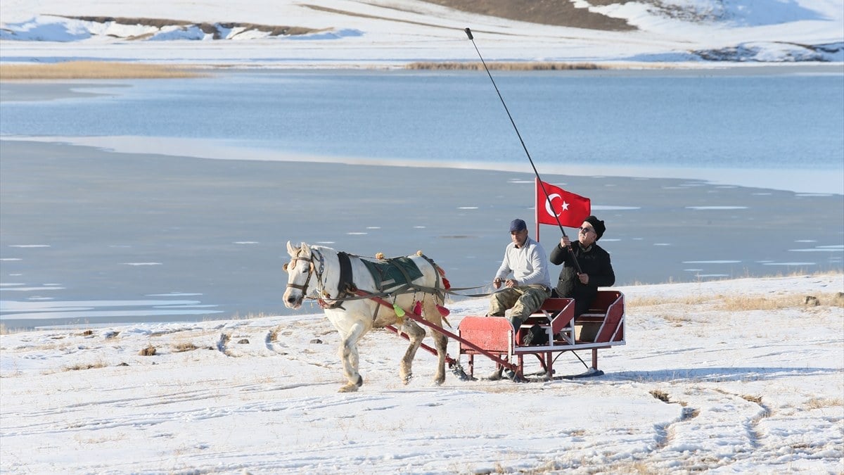 Kış aylarının en renkli görüntülerinin geldiği adres... Çıldır dondu!