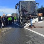 Kocaeli'de TEM'de yolcu otobüsü, tıra arkadan çarptı: 13 yaralı