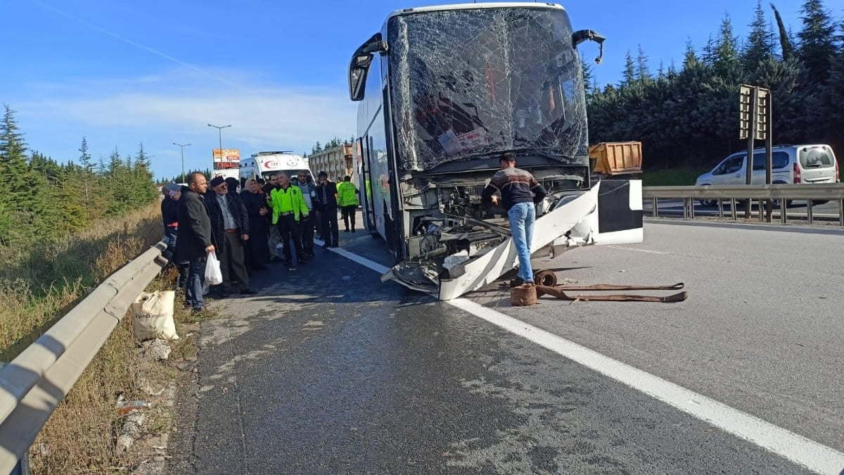 Kocaeli'de TEM'de yolcu otobüsü, tıra arkadan çarptı: 13 yaralı