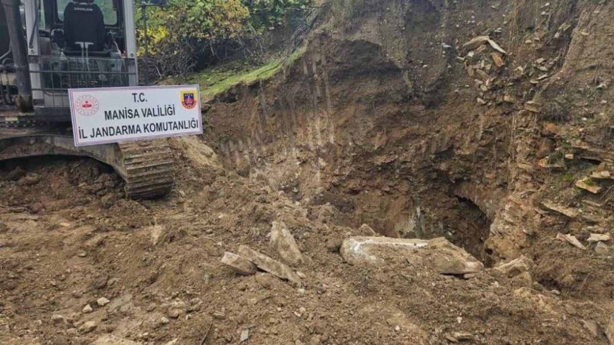 Manisa'da kaçak kazı yapan 6 kişi suçüstü yakalandı