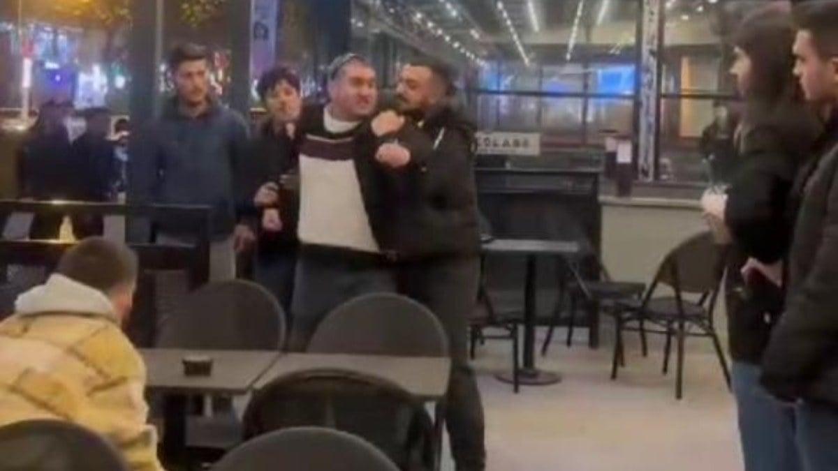 Niğde'de Starbucks protestosunda polise tokat attı