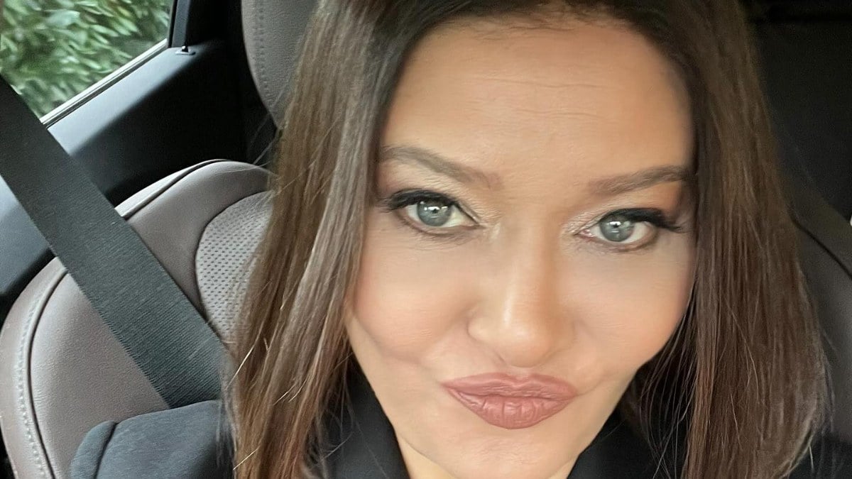 Oyuncu Nurgül Yeşilçay derin yırtmaçlı elbisesiyle nefes kesti