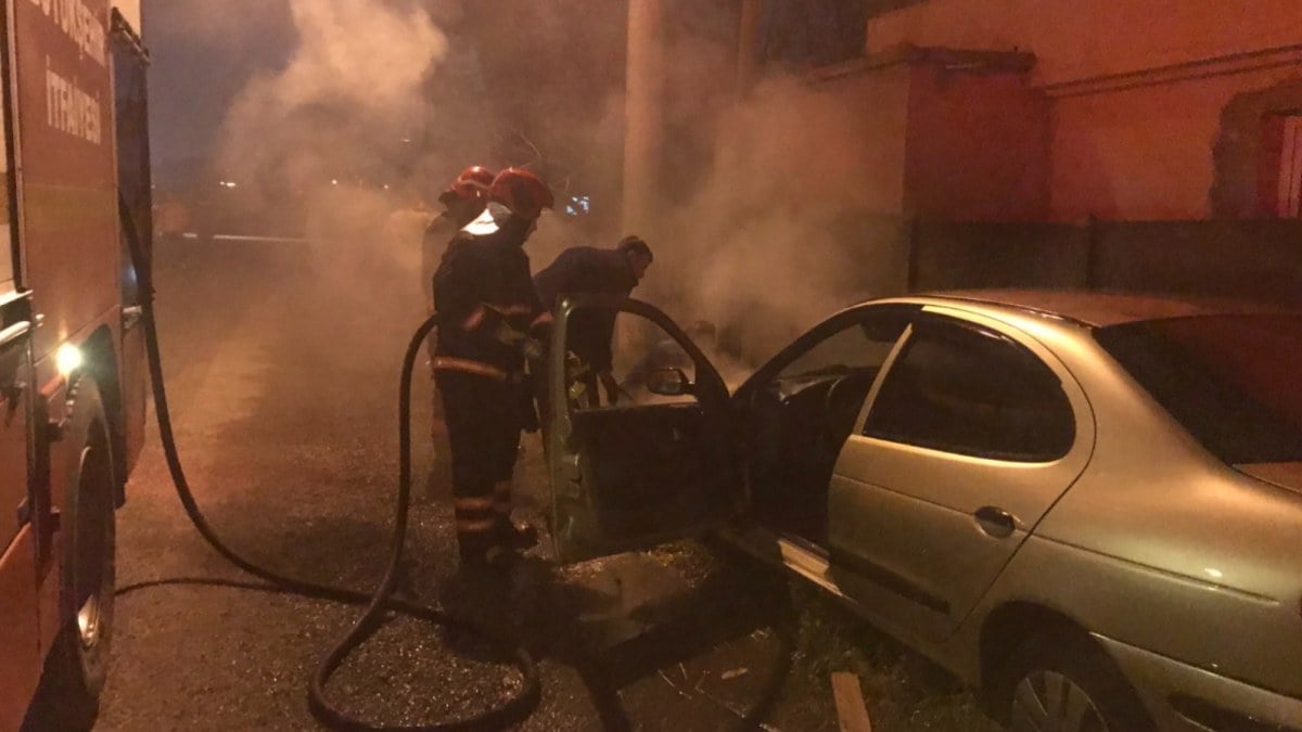 Sakarya'da üvey ağabeyinin aracını yakıp, kurşun yağdırdı