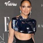 Şarkıcı Jennifer Lopez, göğüslerinin yarısını açık bırakan kıyafetiyle olay oldu