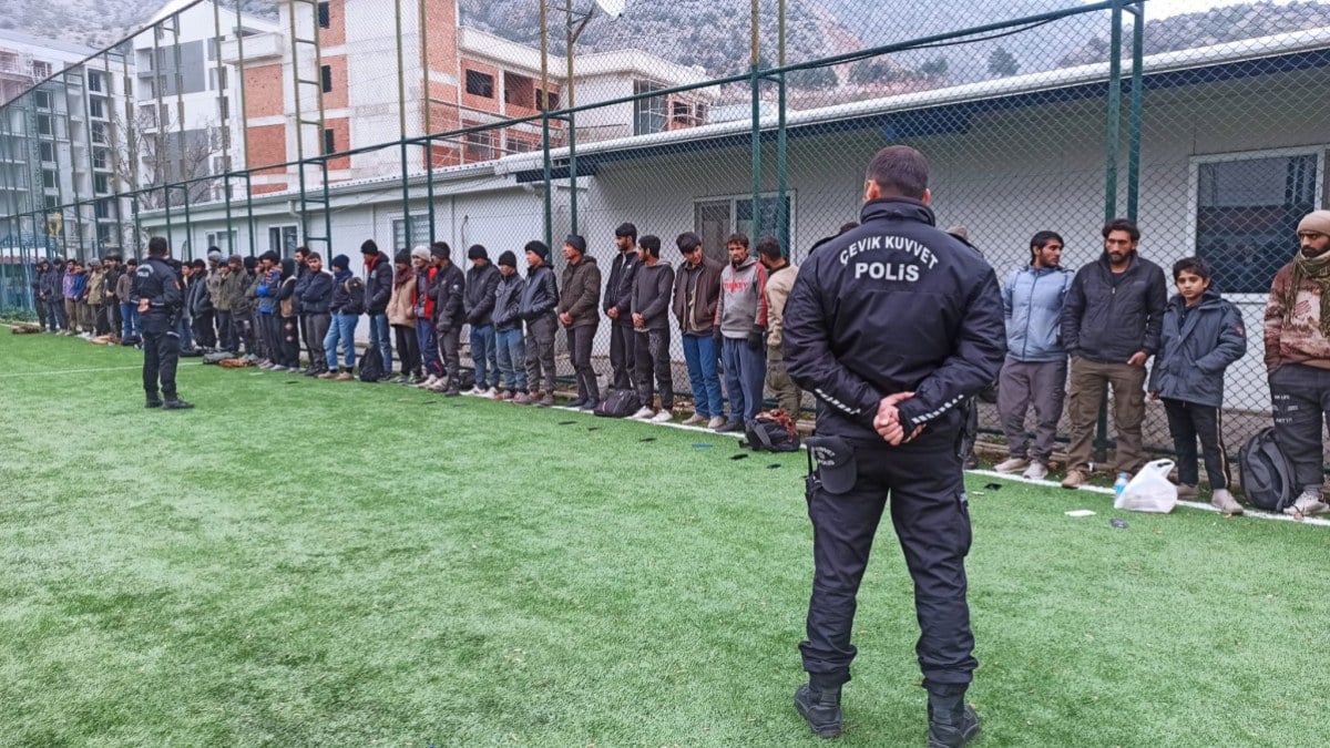 Amasya'da kaçak göçmen hareketliliği: Tır dorsesinden 61 kaçak göçmen çıktı