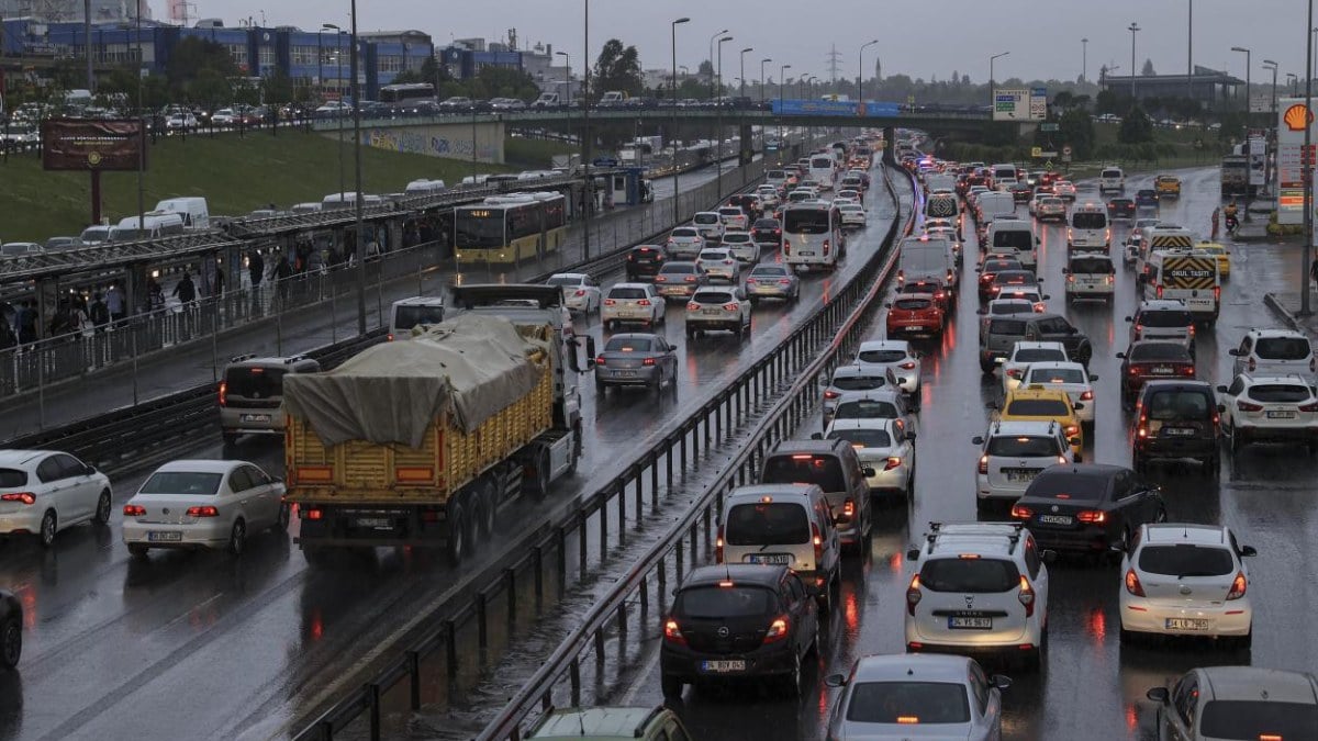 Yağmur şiddetini artırınca İstanbul trafiği kilitlendi