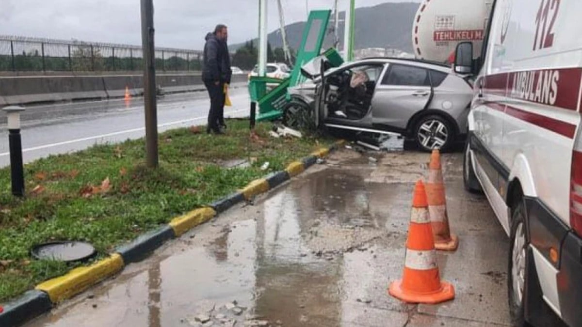 Yalova'da aşırı yağış kaza getirdi! Akaryakıt istasyonunun tabelasına çarpan sürücü öldü